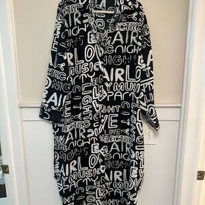 Live 4 Truth - Black/White Graphic Dress with Collar (1X)